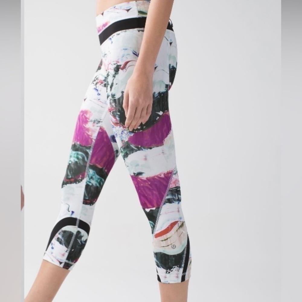 Lululemon Run: Inspire Crop II *All Full-On Luxtreme
Pigment Wave Multi / Black